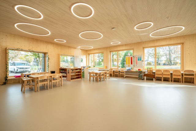 La maison relais de la commune suisse de Buchs est l'un des premiers projets à avoir été réalisé en construction hybride en bois. Le bois a également été intégré de manière conséquente dans l'aménagement intérieur.