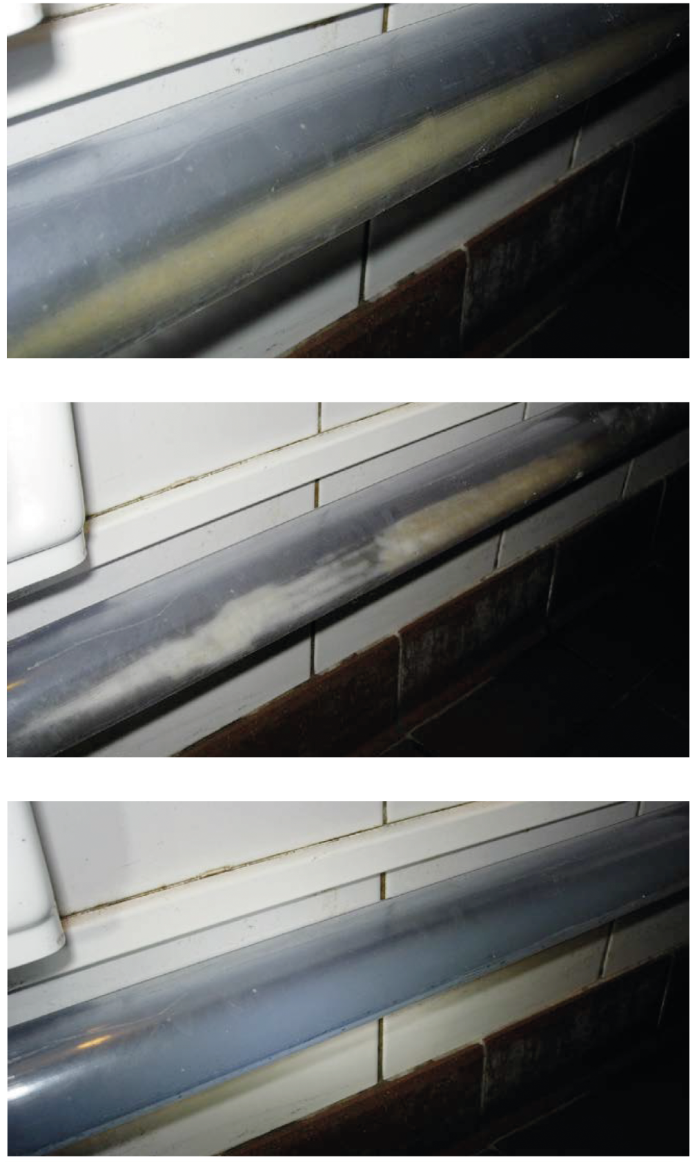 Illustration de l'effet d'un produit d'entretien adéquat sur le dépôt d'urine visible dans la conduite d'évacuation transparente d'une rangée d'urinoirs sans eau à la gare de Bruxelles-Nord, et ce avant, pendant et après l'utilisation du produit d'entretien.
