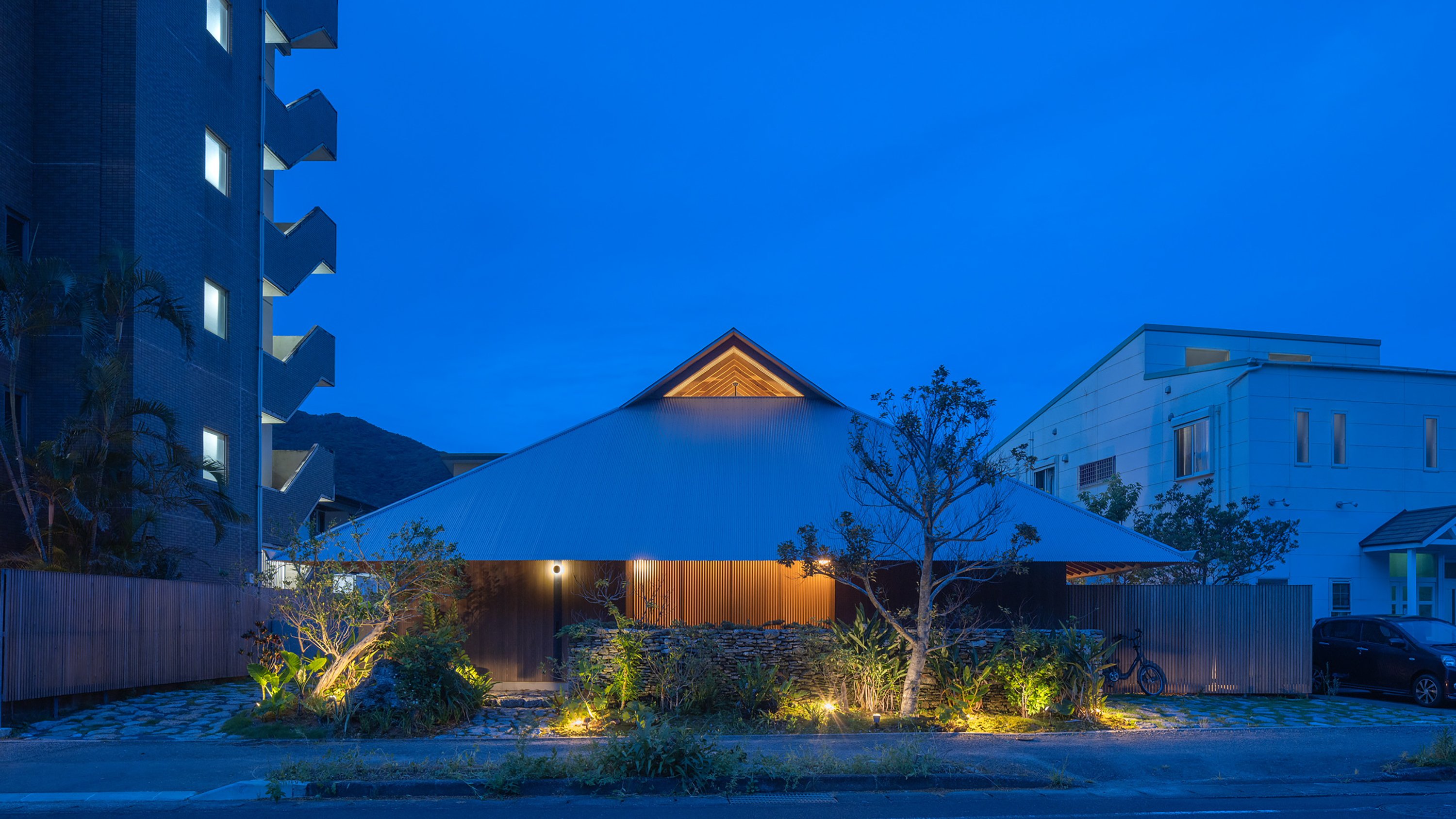 Un concept de maison off-grid sur l'île d'Amami au Japon