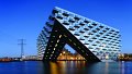 Un bâtiment dans le port, avec un port dans le bâtiment