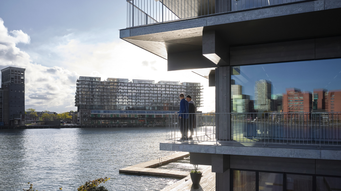 Un bureau flottant à Rotterdam, Pays-Bas, par Powerhouse Company