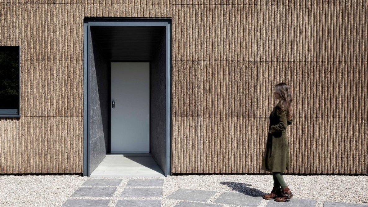 Une habitation de bois, de paille et de liège